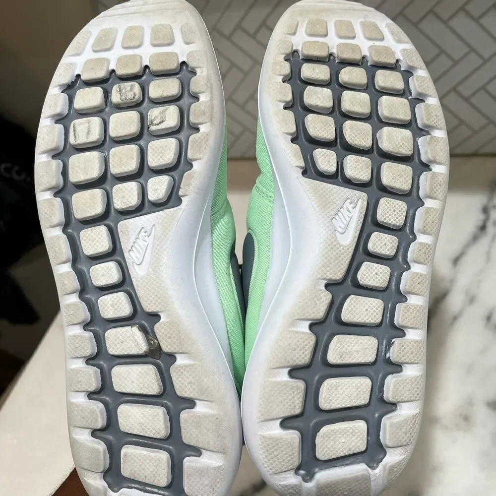 Nike Roshe Two Running Shoes Fresh Mint Green Women's Size 9 (844931-303)